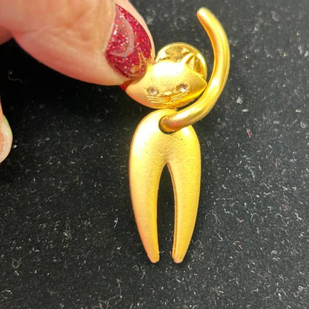 Vintage Mid Century Cat Pin 3D Gold Tone No Maker's Mark